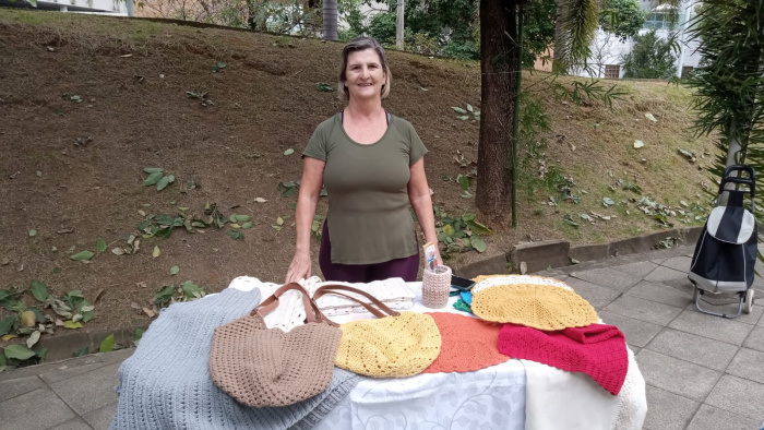 Giselda expõe suas peças de crochê na Mostra de Talentos por incentivo da equipe do SOE