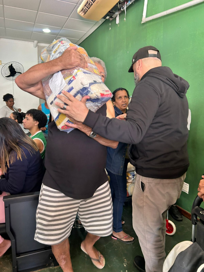 Entrega de cestas básicas no Tancredão