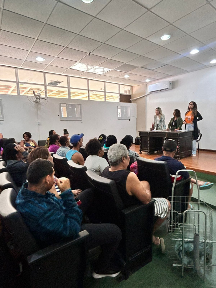 Entrega de cestas básicas no Tancredão