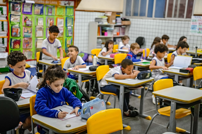 Alunos em sala de aula na EMEF Alvaro de Castro Mattos