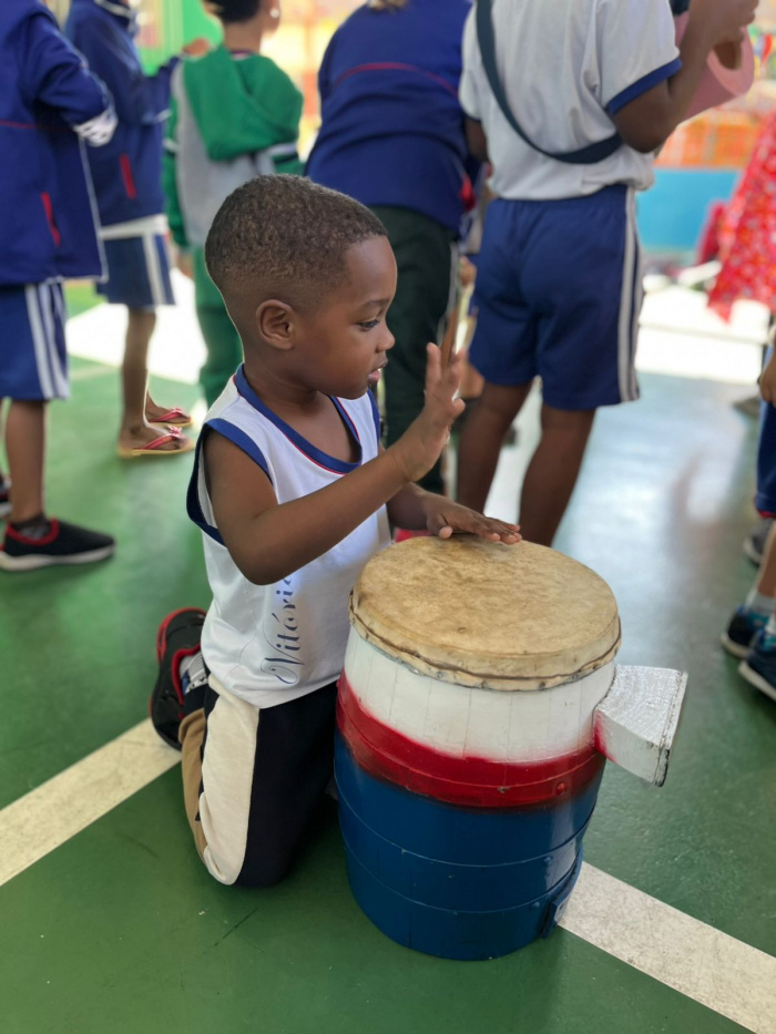Tradição do Congo encanta crianças no CMEI Luiza Pereira