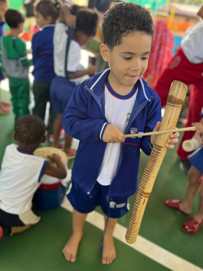 Tradição do Congo encanta crianças no CMEI Luiza Pereira