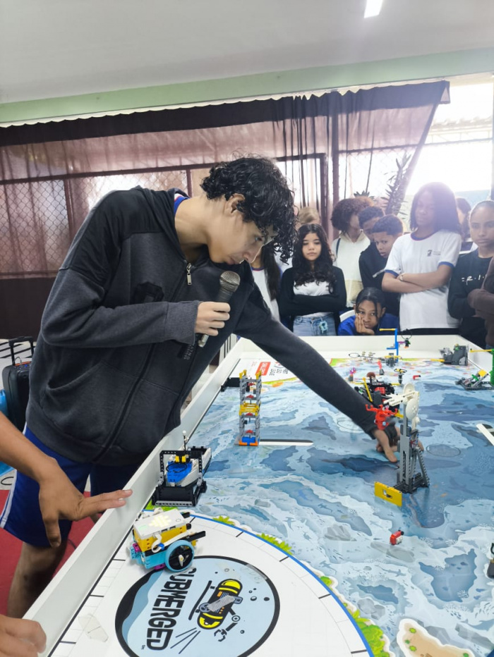 Estudantes da EMEF Anacleta Schneider brilham em desafio de robótica em projeto LEGO
