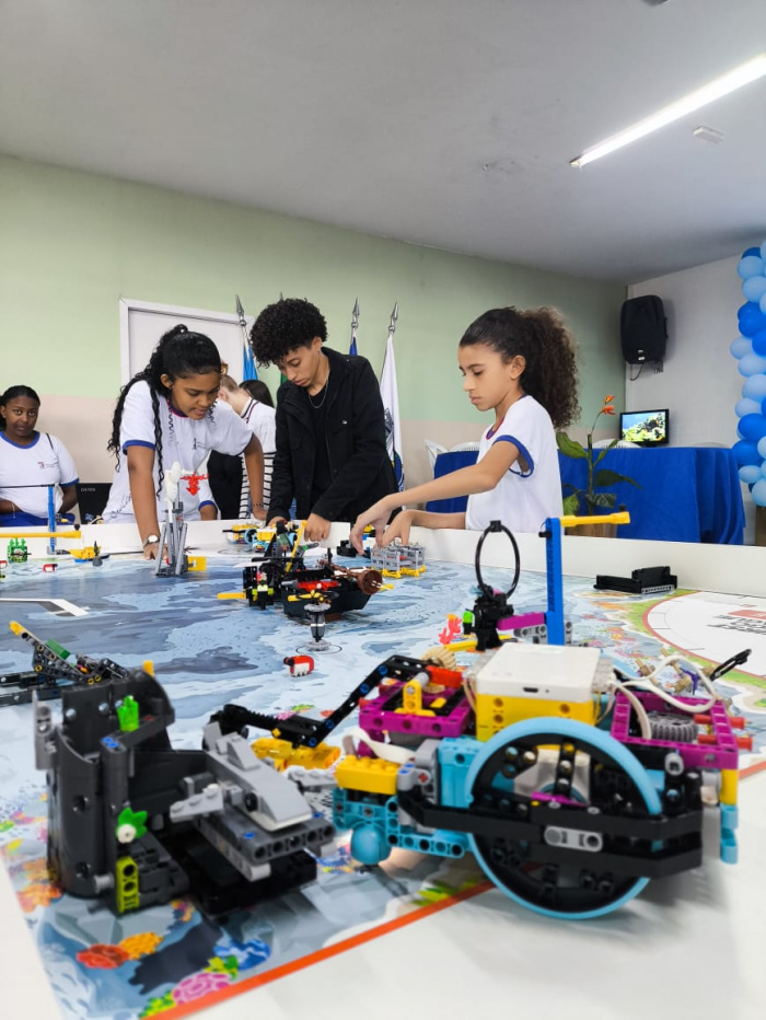 Estudantes da EMEF Anacleta Schneider brilham em desafio de robótica em projeto LEGO