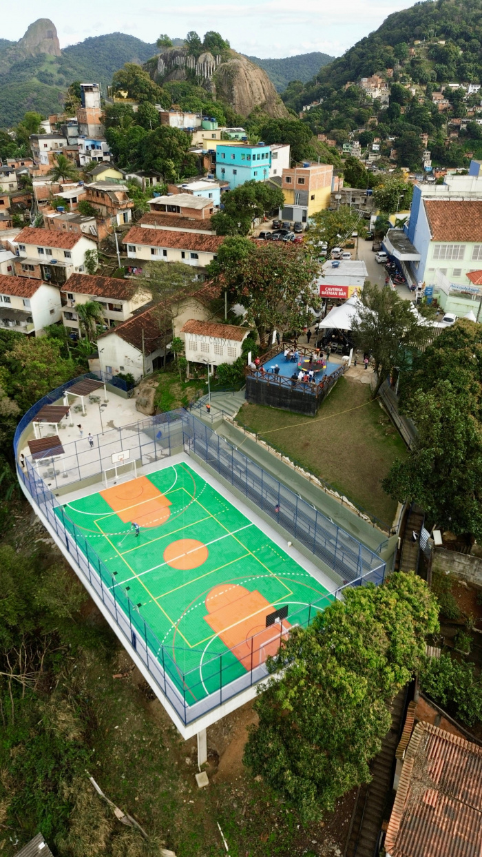 A estrutura foi construída na única área livre do bairro, localizada abaixo do mirante