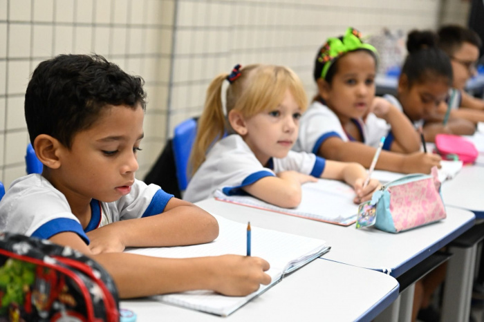 Estuantes em sala de aula