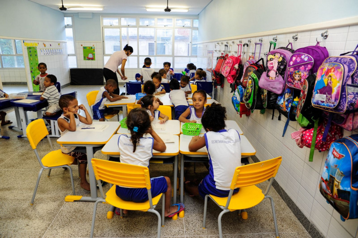 Estuantes em sala de aula