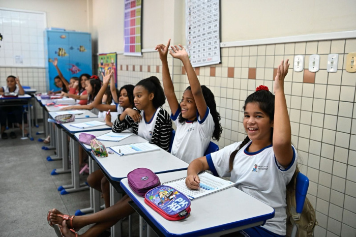 Estuantes em sala de aula