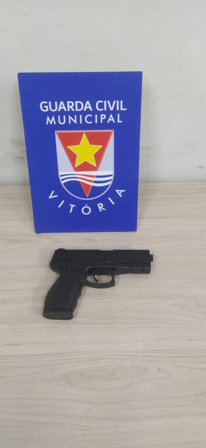 Criminoso é detido pela Guarda de Vitória após assaltar casal com arma falsa