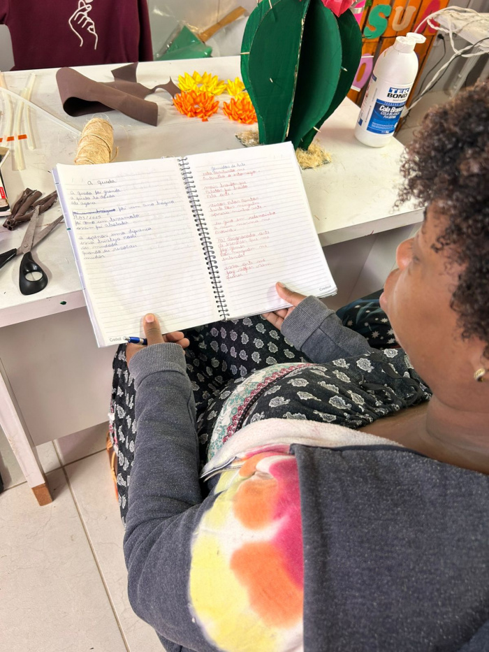 Rayane, frequentadora do Centro Pop, escreve poesias para superar a situação de rua