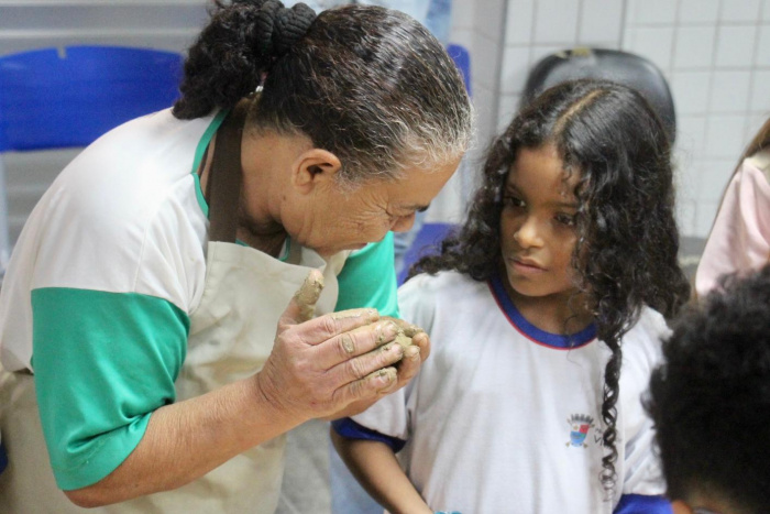 Escolas de Vitória recebem aulas de projeto sobre a cultura da panela de barro