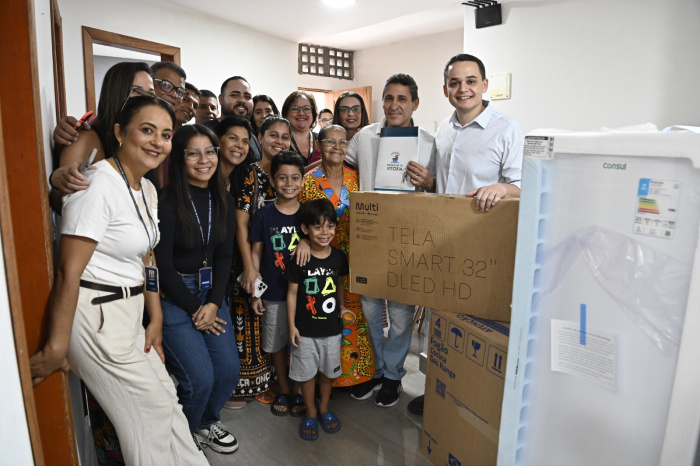 Bônus Moradia: Guiomedce Paixão recebe chave de sua nova casa