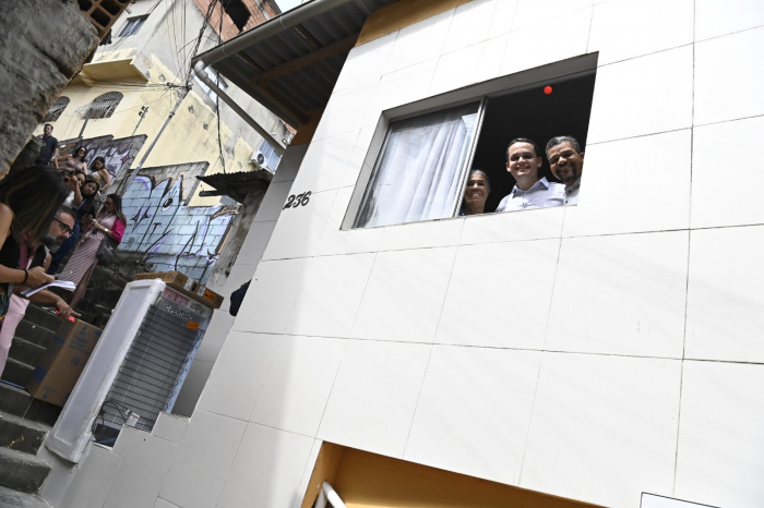 Esposo da munícipe Barbara Nascimento recebe melhorias habitacionais na residência do casal