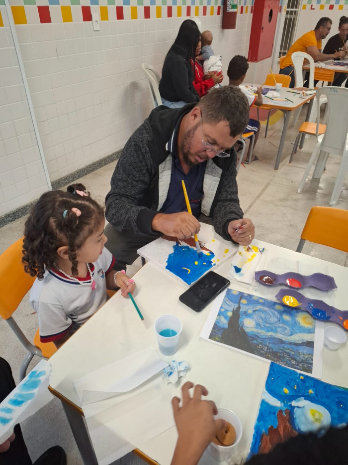 Oficina de arte com as famílias no CMEI Sophia Musengny, no bairro Da Penha