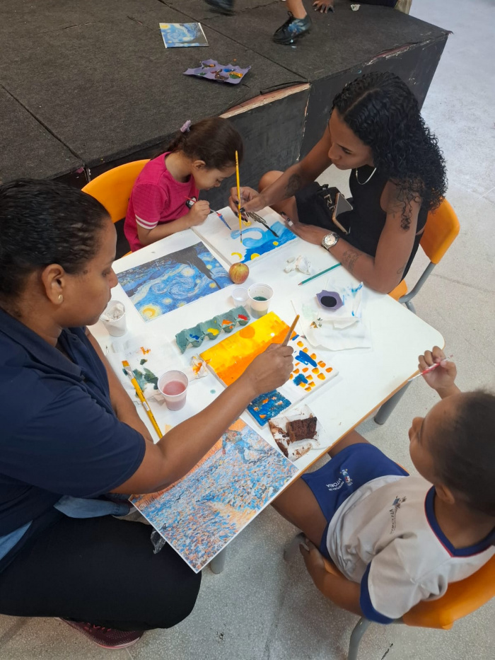 Oficina de arte com as famílias no CMEI Sophia Musengny, no bairro Da Penha