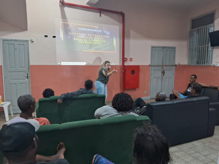 Oficina sobre mercado de trabalho orienta acolhidos da Hospedagem Noturna de Vitória