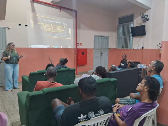 Oficina sobre mercado de trabalho orienta acolhidos da Hospedagem Noturna de Vitória