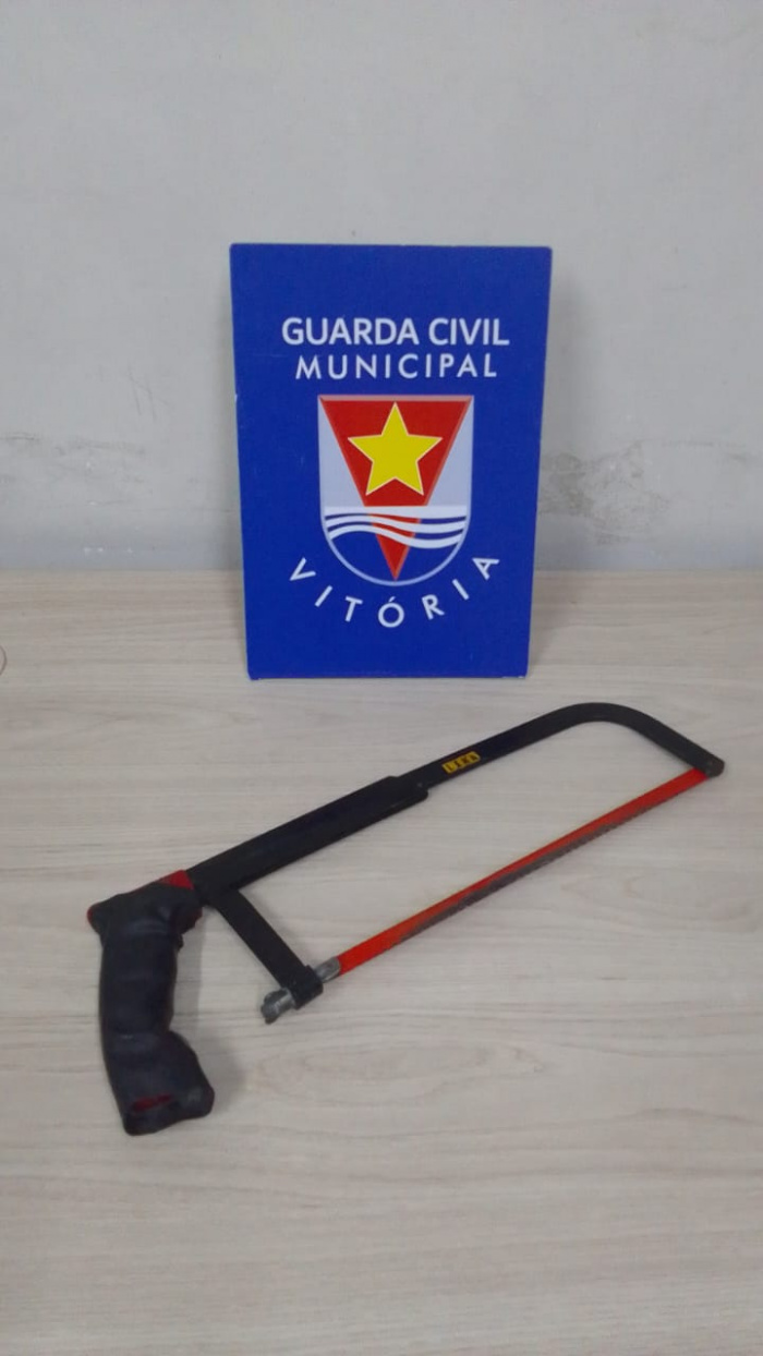 Guarda de Vitória detém homem furtando fios em agência bancária