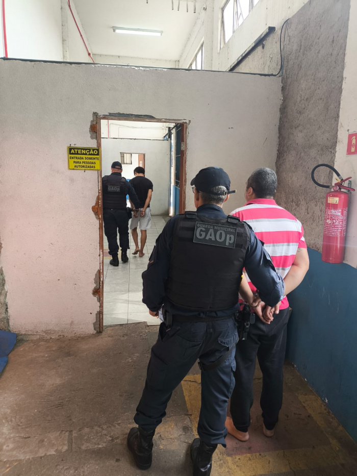 Duas pessoas com mandado de prisão foram presas pela Guarda de Vitória na Rodoviária