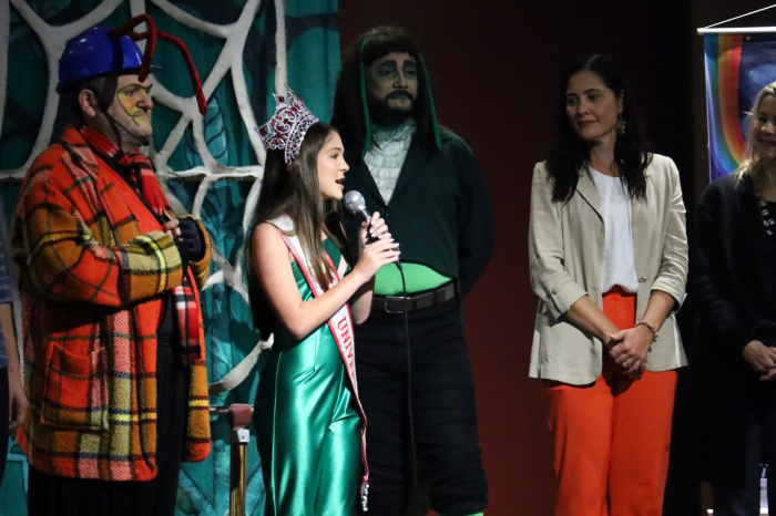 Acompanhando o prefeito, estiveram a secretária de Educação e a Mini Miss Universo..