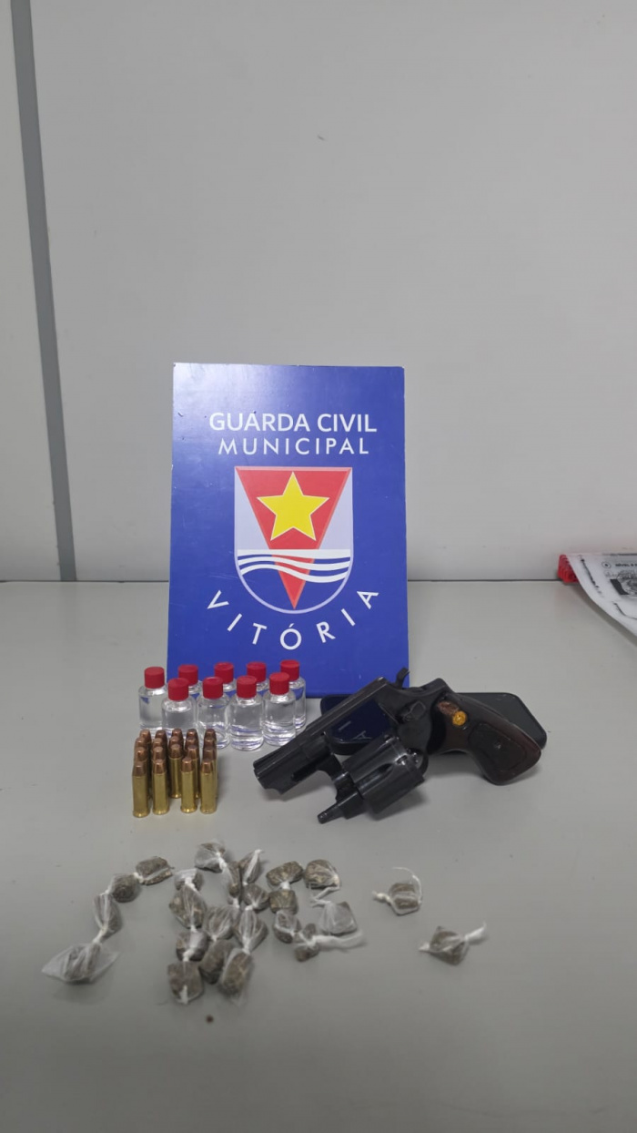 Blitz na capital: Guarda de Vitória apreende arma e drogas com dupla em moto furtada