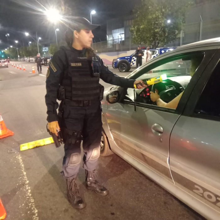 Blitz na capital: Guarda de Vitória apreende arma e drogas com dupla em moto furtada