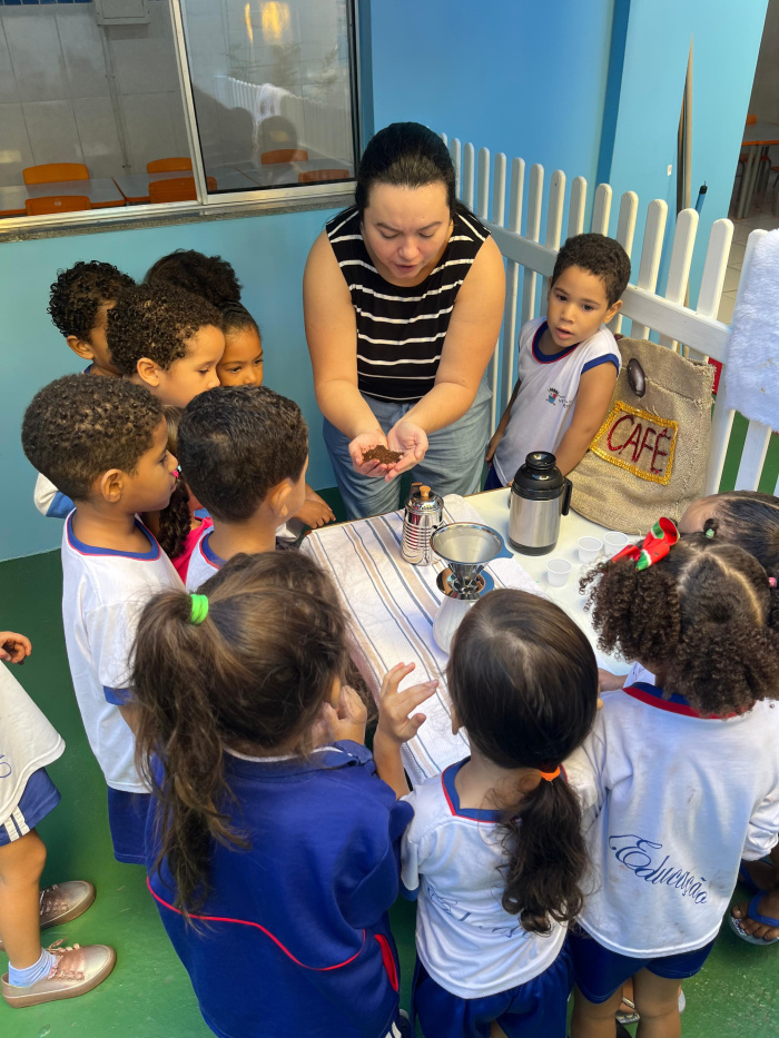 Oficina “Café Brincante” encanta crianças no CMEI Luiza Pereira, em Mário Cypreste