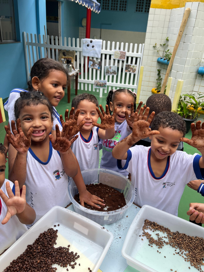 Oficina “Café Brincante” encanta crianças no CMEI Luiza Pereira, em Mário Cypreste