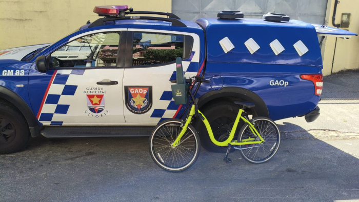 Homem é detido pela Guarda de Vitória ao ser flagrado desmontando bicicleta compartilhada
