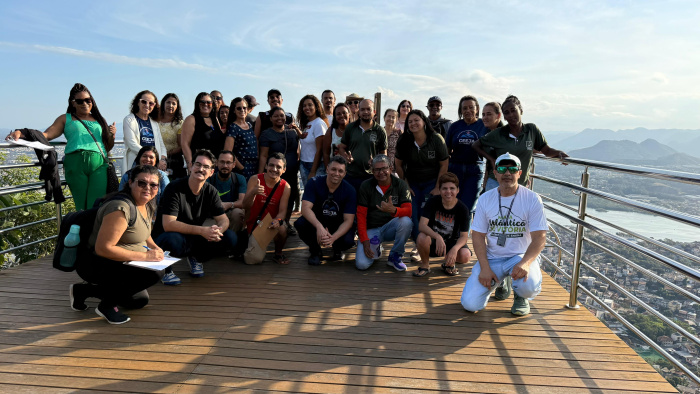Estudantes indígenas, da Aldeia Caieiras Velhas, visitam a floresta do Parque da Fonte Grande