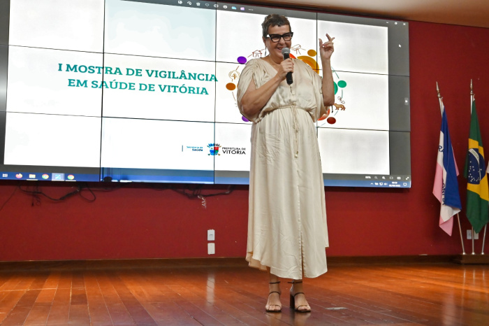 Secretária de Saúde de Vitória em cerimônia de abertura da I Mostra da Vigilância em Saúde