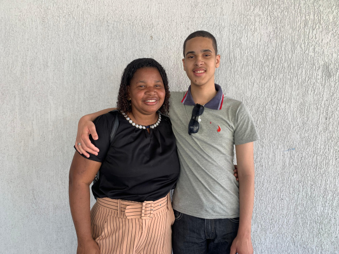 Carla e seu filho Gabriel participaram da comemoração dos 18 anos do CAPSi