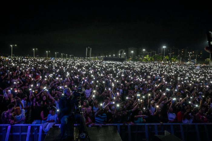Segunda noite de shows reúne 80 mil pessoas na orla de Camburi