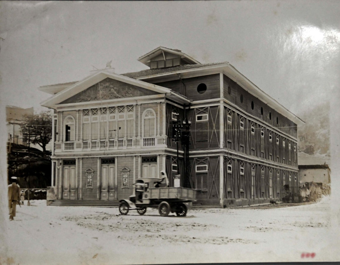 Teatro Melpômene, construído em 1896 na Praça Costa Pereira, e demolido em 1925
