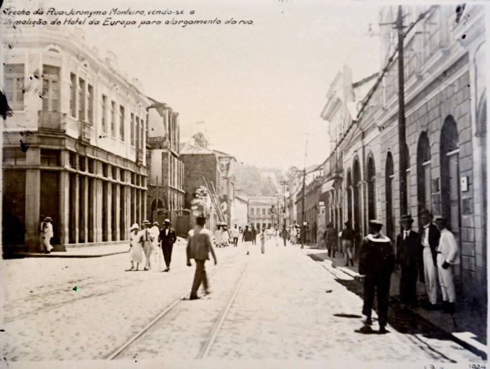 A então Rua Jerônimo Monteiro. Ao centro, o Hotel Europa sendo demolido para o alargamento da via.
