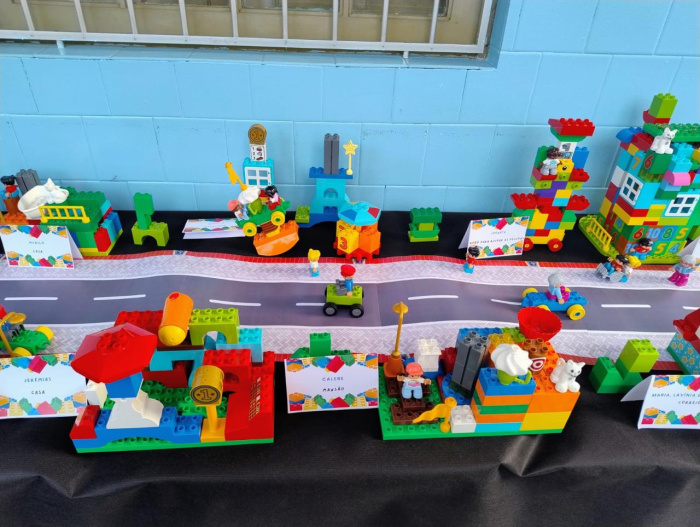 Com uso de LEGO, crianças do CMEI Menino Jesus, no Centro, criam a "Rua Sete dos Sonhos