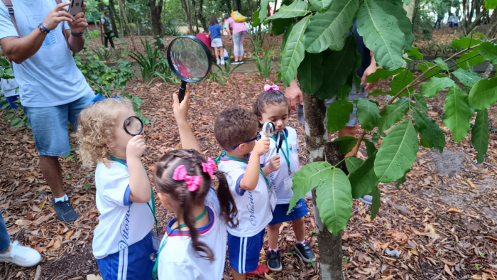Crianças e famílias do CMEI Marlene Orlande Simonetti em contato com a natureza na Semana Literária