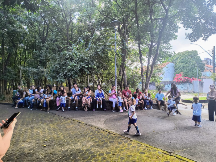 Crianças e famílias do CMEI Marlene Orlande Simonetti em contato com a natureza na Semana Literária