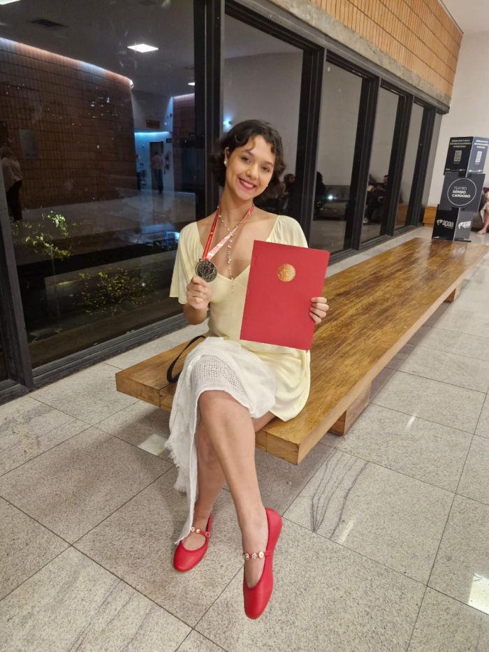 Clara criou um solo inédito que revela as delicadezas e contradições de Macabéa.
