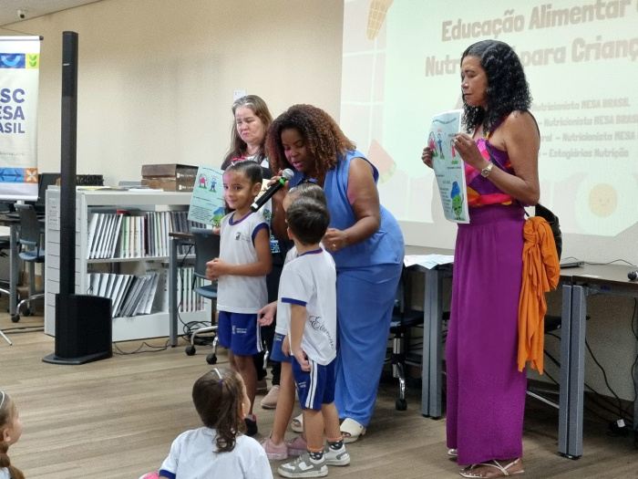 Pequenos autores do CMEI Menino Jesus lançam livro sobre alimentação saudável