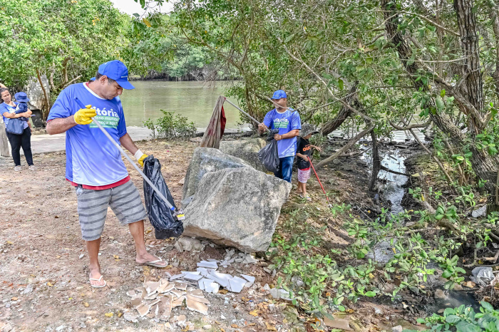 Ação da SEMAN de Limpeza do Manguezal na Orla de Maria Ortiz