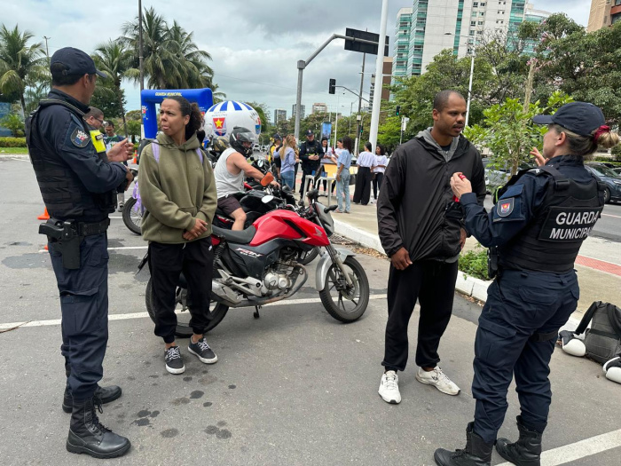 Semana de Trânsito: mais de 250 motociclistas e pedestres abordados em blitz educativa