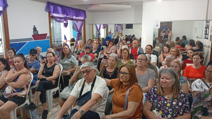 Atleta PCD fala sobre capacitismo para idosos do Centro de Convivência de Jardim Camburi