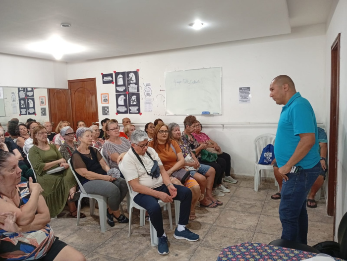 Atleta PCD fala sobre capacitismo para idosos do Centro de Convivência de Jardim Camburi