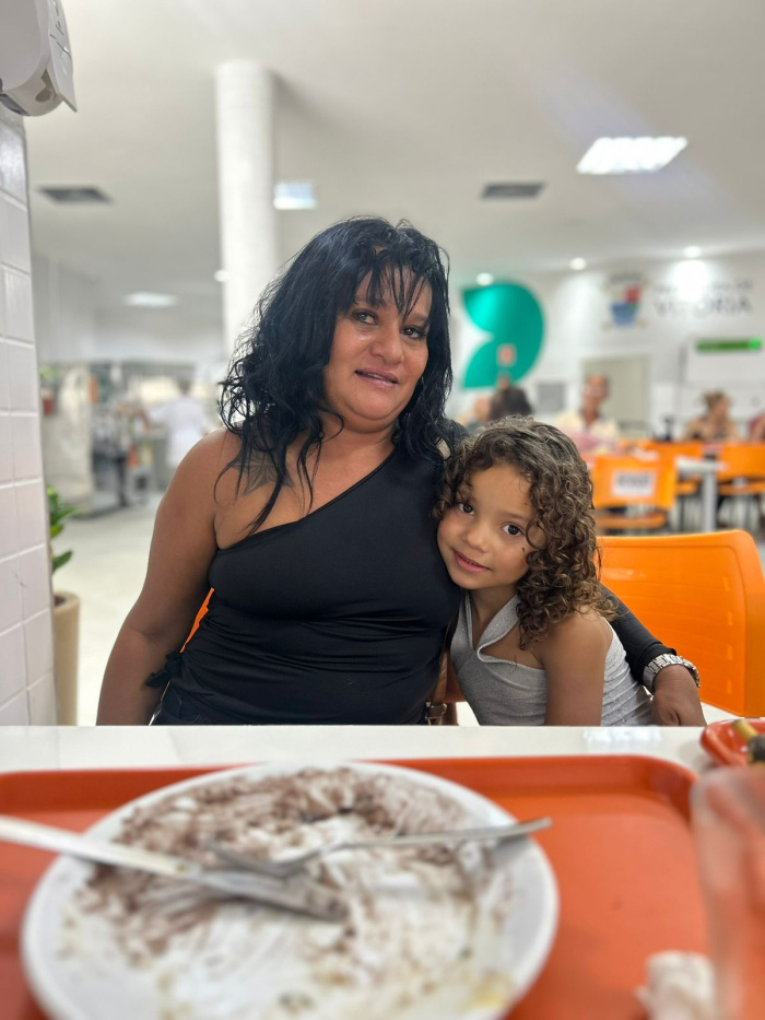 Rosalba Rosana no restaurante Popular