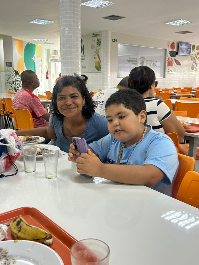 Virgínia Neves com seu filho no Restaurante Pupular
