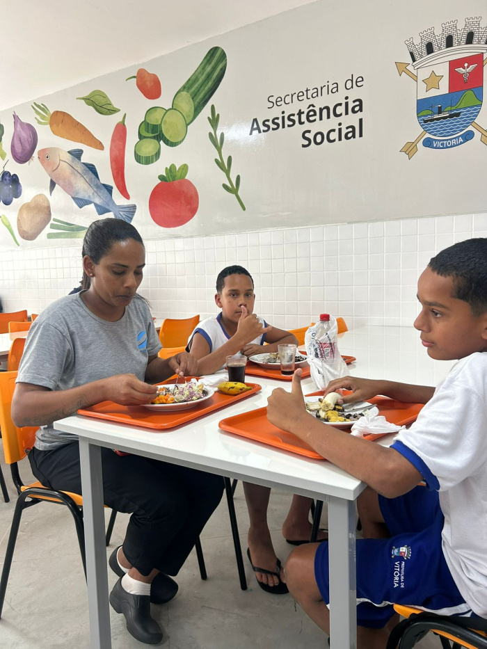 Camila Silva dos Santos e os filhos no Restaurante Popular