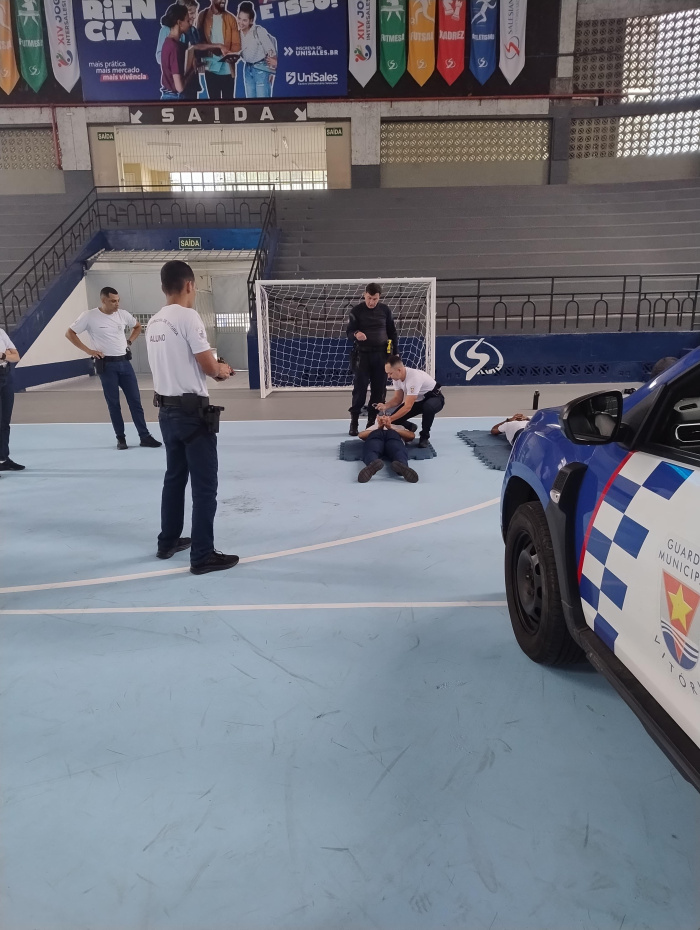 Futuros guardas municipais de Vitória aprendem técnicas de abordagem