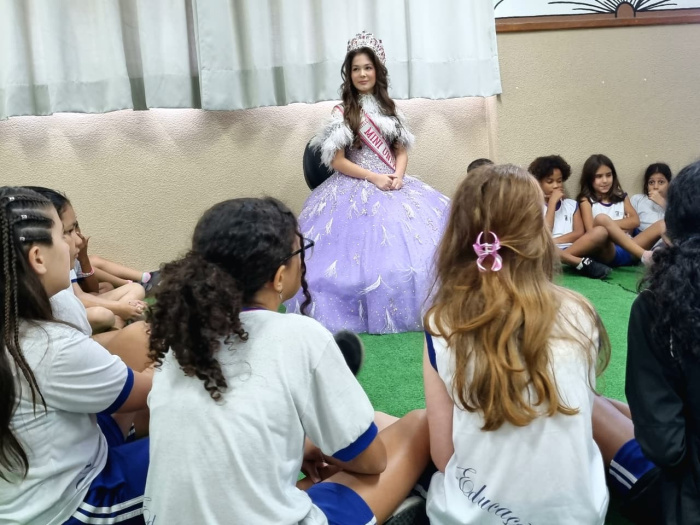 Mini Miss Universo 2025 visita escola em Tabuazeiro e inspira estudantes