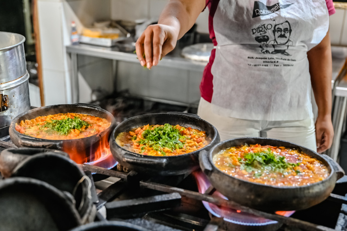 Moqueca de Badejo - Preparo na Cozinha do Restaurante Pirão